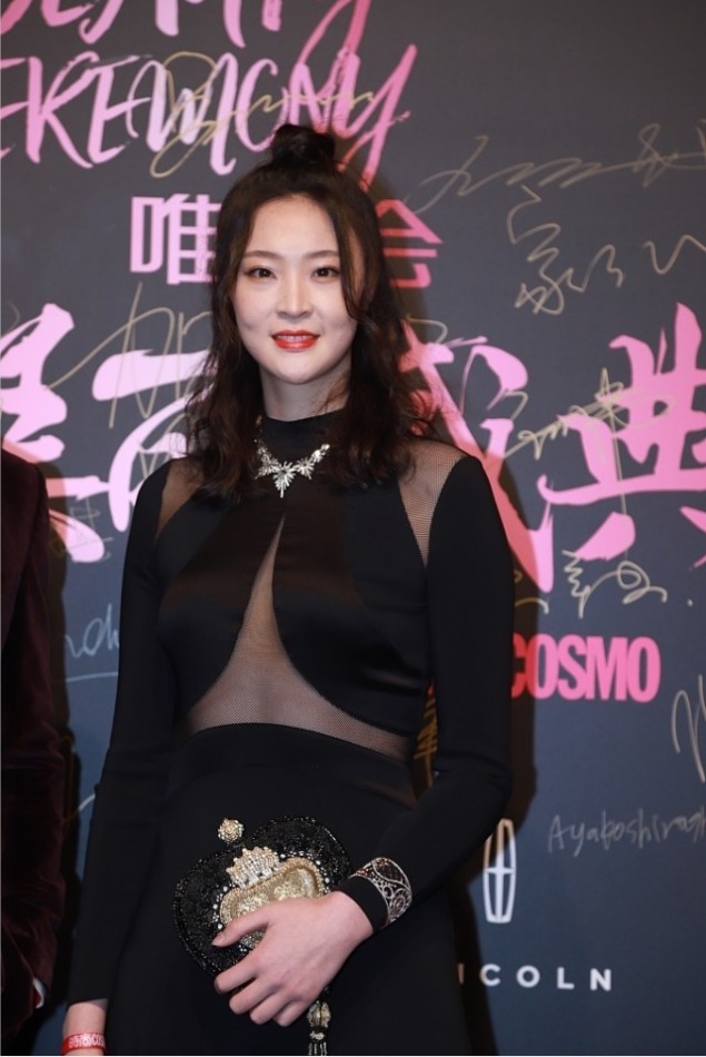 礼服裙|30岁惠若琪的身材被低估了,穿一袭小黑裙亮相凹凸有致,高级优雅