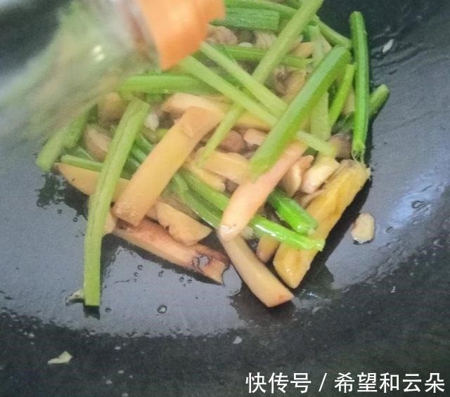 芹菜炒杏鲍菇！
