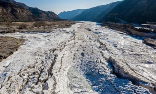 活久见！黄河壶口瀑布罕见“消失”了，景区门口、道路也被冰封，景区关闭！