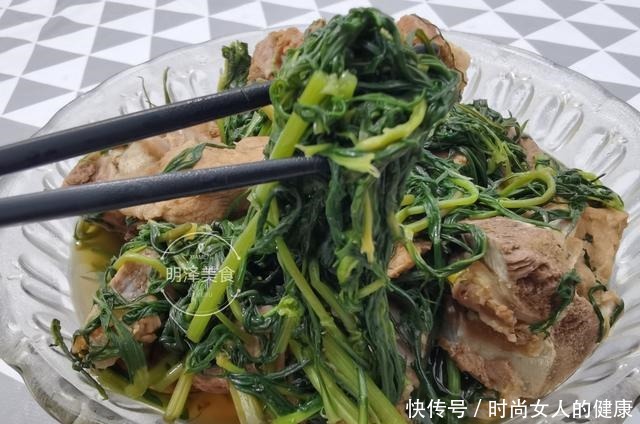 在南方少见，东北常见的一种野菜，加些排骨一炖，真的是一道美味