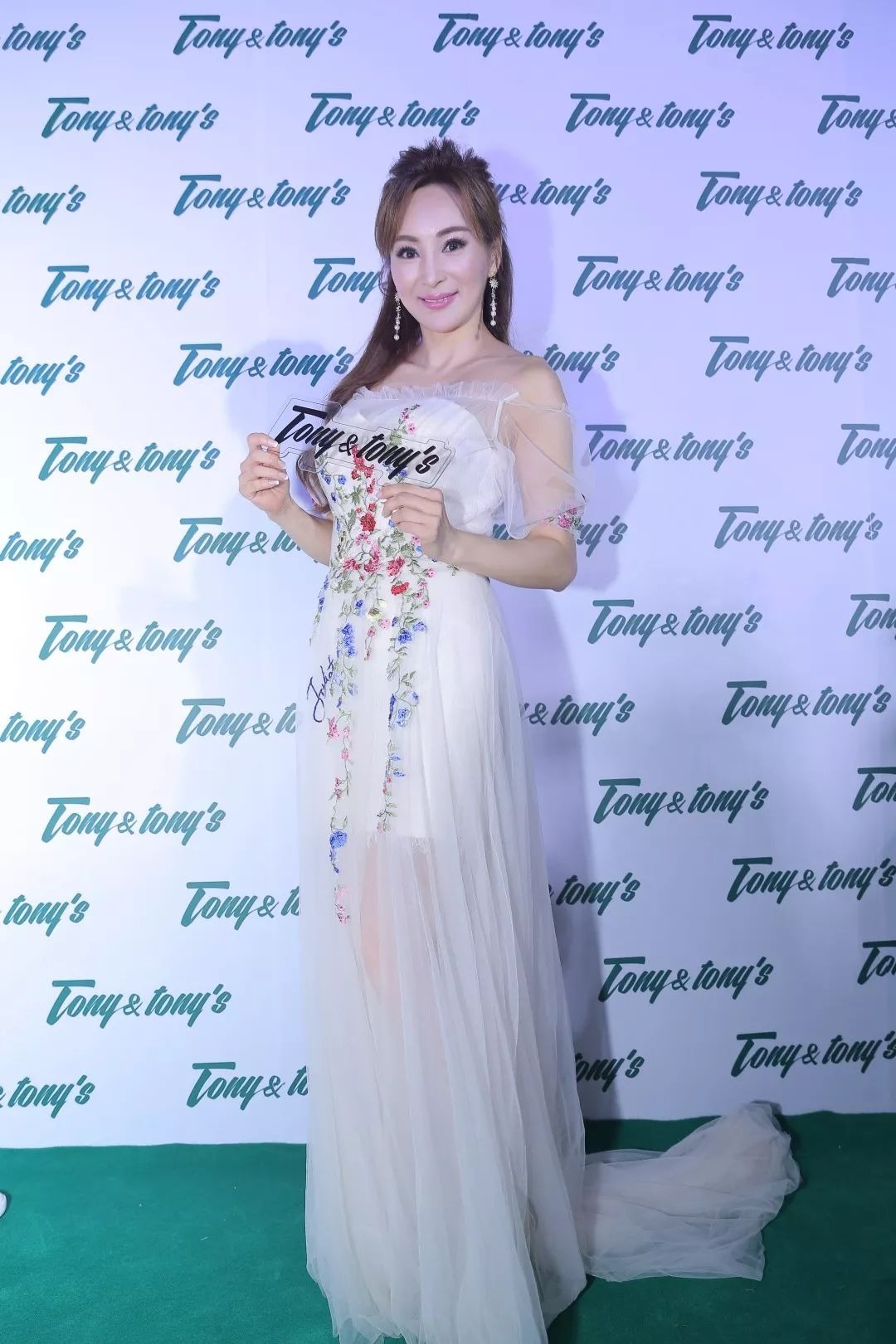 蕾丝|罗霖虽是“阿姨”的年龄,墨绿色连衣裙成熟优雅,气质不输小姑娘