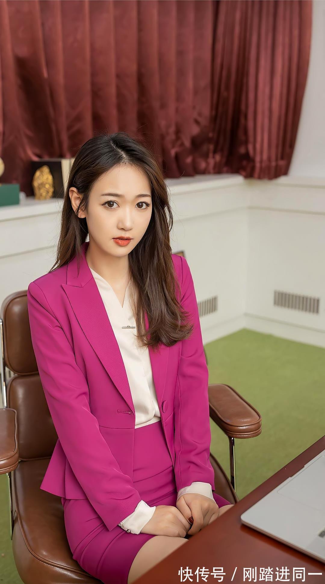 穿搭|美女办公室穿搭,包臀裙与肉丝激情碰撞,穿出了OL制服的灵魂,让人神魂颠倒