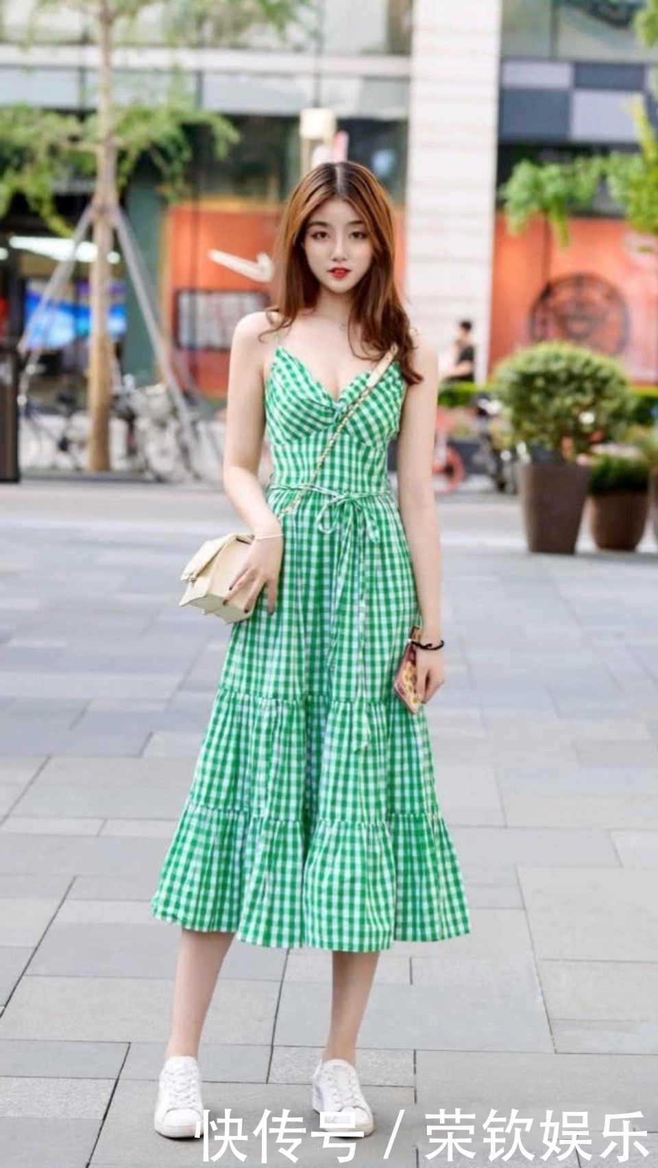 版型上身非常|街拍,绿白色的格子裙清新时尚,帅气又活泼