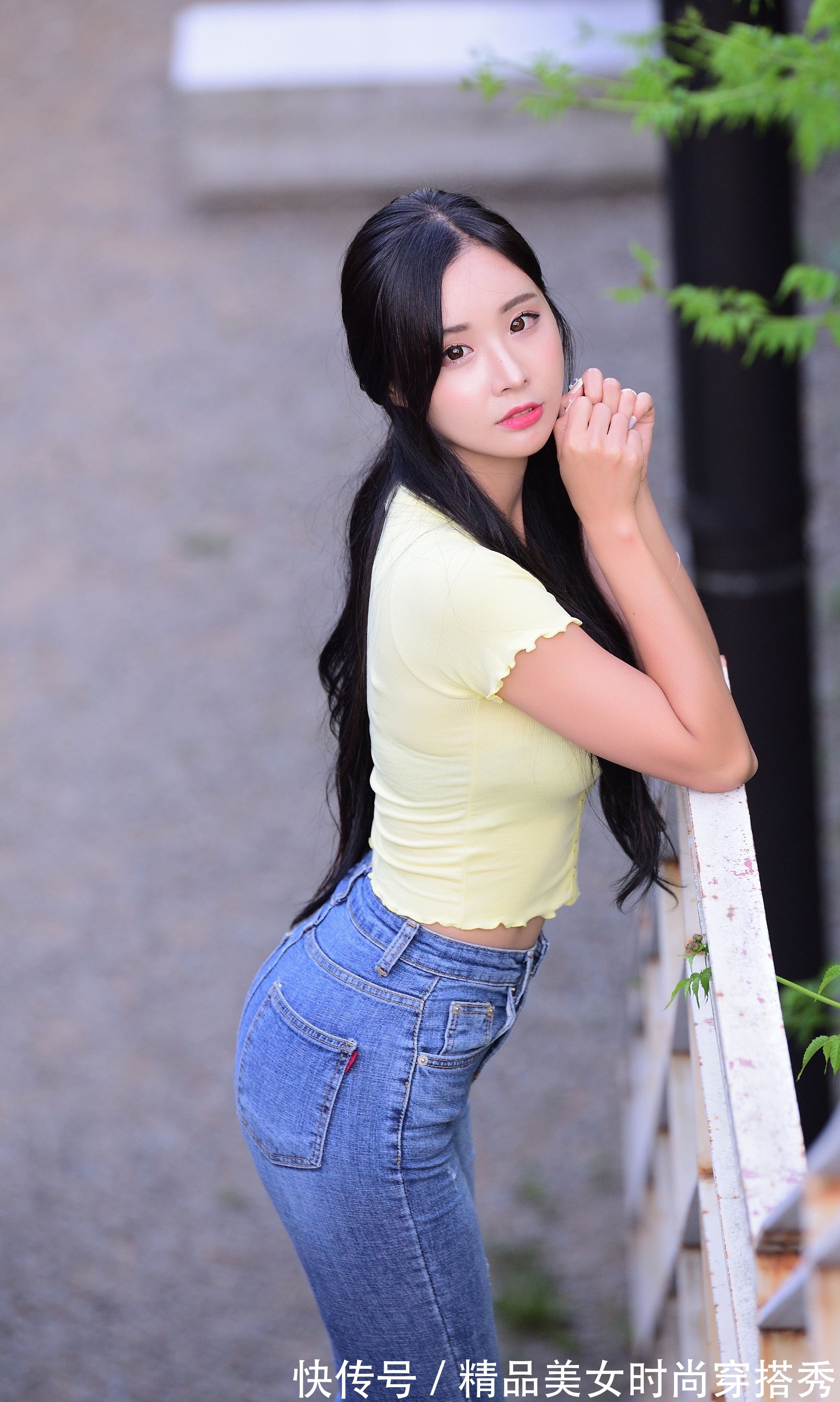 上衣 牛仔裤搭配什么样的上衣比较好看?这样的搭配就很时尚耐看