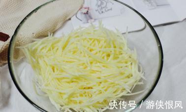 土豆搭配西葫芦,来一份好吃的早餐饼,方便还省事