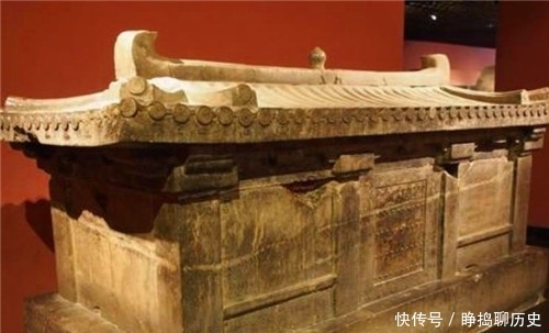 少女|考古队发现9岁少女墓,上面写了4字,专家看后大惊:此女大有来头