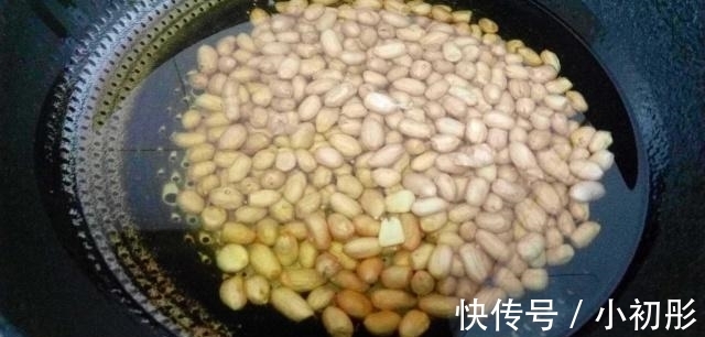 浸泡|炸花生米时，千万别直接下锅炸，多做这一步，花生放3天都嘎嘣脆