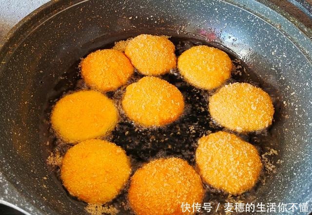  南瓜饼最好吃的做法，外酥里糯，个个鼓大泡，放凉也不塌