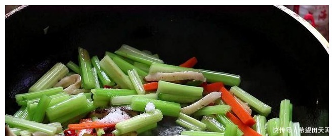 芹菜|芹菜最好吃做法,让你宁愿不吃肉,天天吃不腻,上桌就扫光!