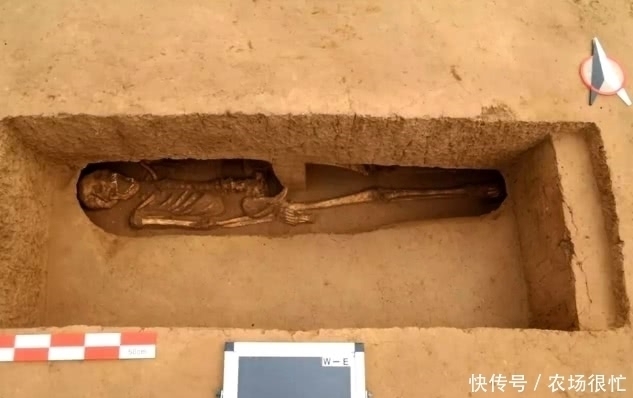 考古队靠两个小孔,找到5000年前墓群,打开齐呼:原始巨人