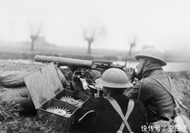 棍子|一战中的英国轻机枪，举起来能当棍子敲德军脑袋的刘易斯轻机枪