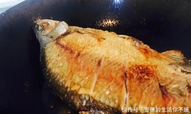 煎鱼时,在鱼身上抹上一点“它”鱼肉不粘锅也不破皮,方法很实用
