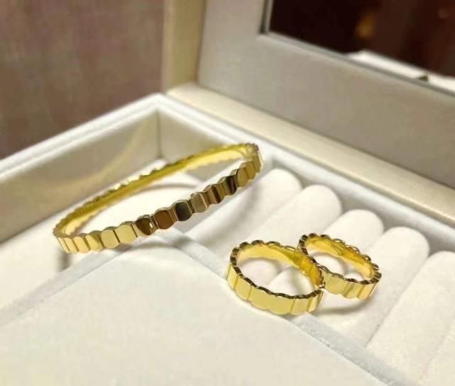 蜂巢不仅可以吃，大牌首饰作为设计元素，手腕上的六角形也很优美