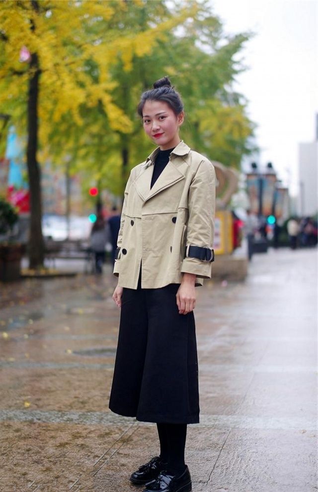 时尚穿搭，美女穿透视的蕾丝针织外套，看起来更加精致