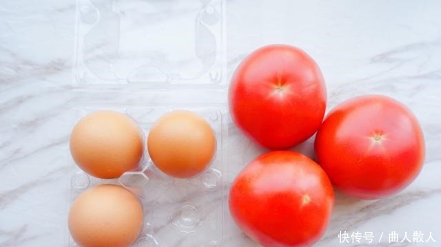 西红柿炒鸡蛋是先炒西红柿还是先炒蛋原来顺序不对,难怪不好吃