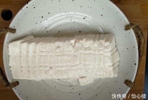 豆腐里打入两个鸡蛋，简单蒸一蒸，鲜嫩爽滑，营养健康特解馋
