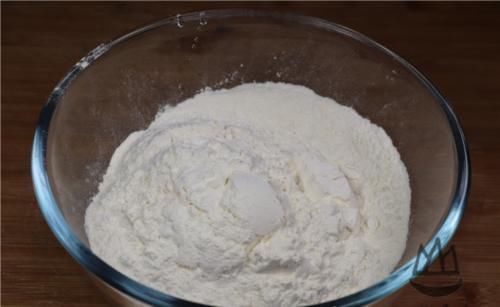 饺子皮一个个擀就外行了,只需一个矿泉水瓶,1分钟能做100个