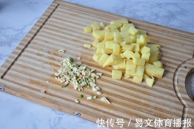 口感|加点饮料，让土豆吃起来有肉的口感，口感咸甜好滋味，与米饭很配