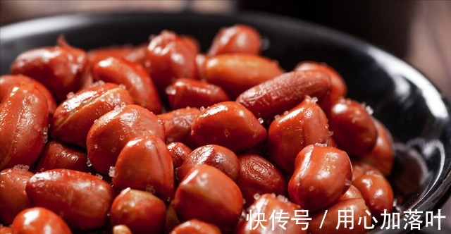 炸花生米，别再直接下锅炸，3个窍门掌握好，又酥又脆，越嚼越香！