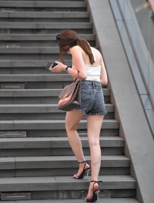 丰腴女神此起彼伏真美丽,时尚服装展现其活力美