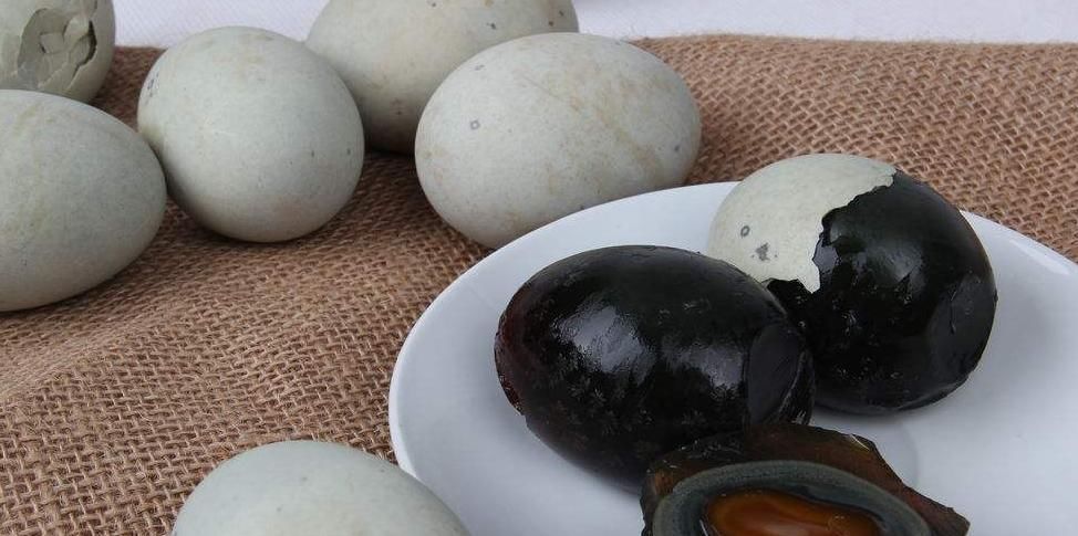皮蛋是怎么制作出来的？哪些人最好少吃皮蛋