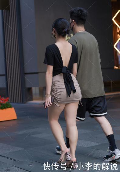 黑色修身t恤搭配卡其色皱纹短裙,个性十足,简单狂野