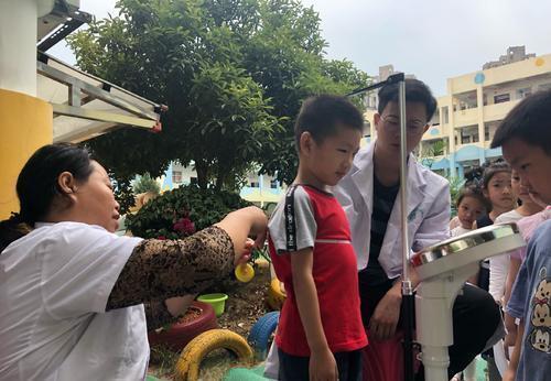 助长器|13岁男孩一年长高15公分，医生透露：1物是身高的助长器，可多吃