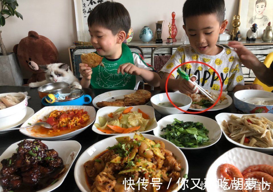 耳光|53岁陈小春被嘲没教养,宴席上乱翻菜,曾因喝粥被应采儿打耳光