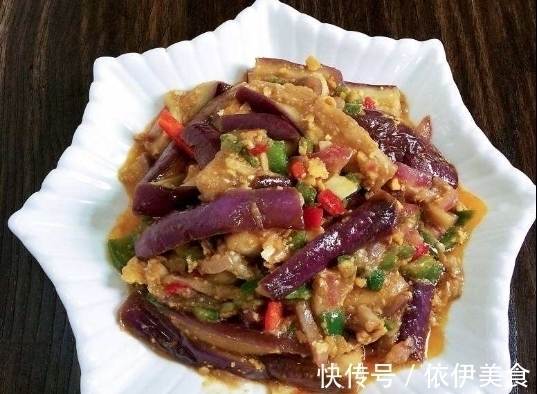 炒茄子先放油是不对的！饭店大厨：茄子不油腻不发黑，有诀窍