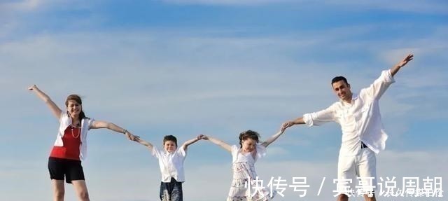 大儿子|爸爸带三个娃玩倒立,两女儿配合天衣无缝,没想到小儿子才是王者