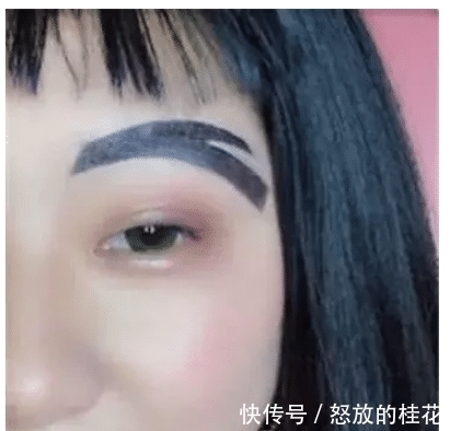 阿迪达斯 最近“大牌眉”火了！逃过了耐克，躲过了阿迪达斯，却被安踏笑哭