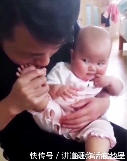 嫌弃|宝宝一脸嫌弃的看着爸爸,因为爸爸一直啃他的脚丫,自己没有吗