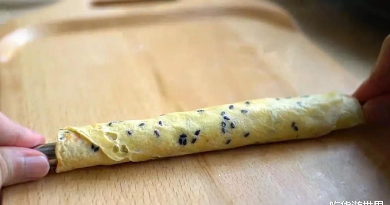 想吃蛋卷不用去买了,3个鸡蛋加一碗面粉,用手一捏就碎