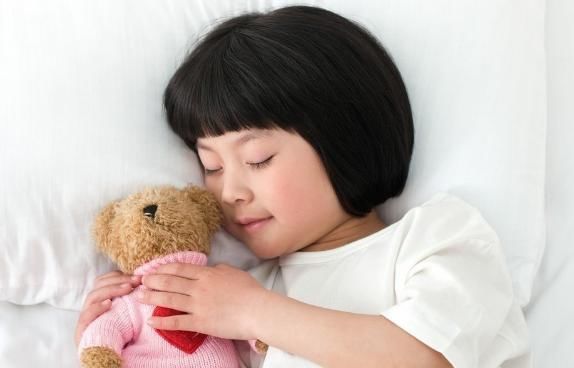 朵朵|7岁女童性早熟,医生3种食物别给娃吃,是餐桌上的催熟剂