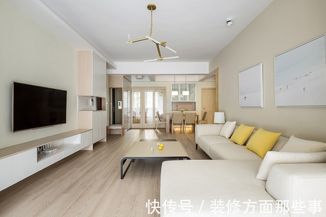 玄关|110平现代简约风三居室,浅色木质电视柜增添一抹现代高级质感