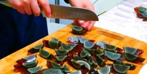 切松花蛋时,直接下刀切就错了!大厨表示:饭店都这样做,不粘刀、不散花