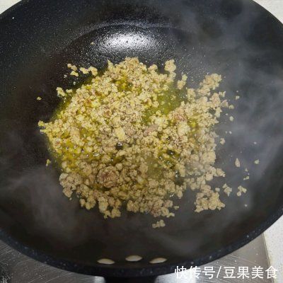 色香味俱全，米饭配外婆菜炒肉沫，下饭绝杀