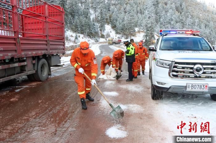 西藏昌都森林消防藏历新年期间协助当地清理道路冰雪