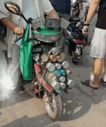 |搞笑GIF:小家伙的招式挺不错的,大哥是演员出身么?