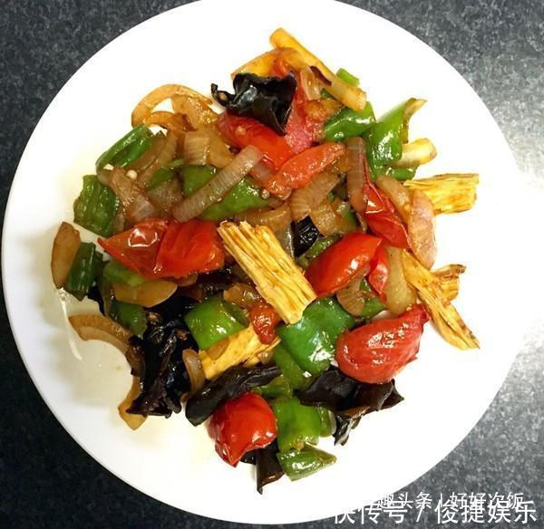 年夜饭菜谱：炒三丝，鱼香鸡蛋，青椒木耳炒腐竹，麻婆豆腐