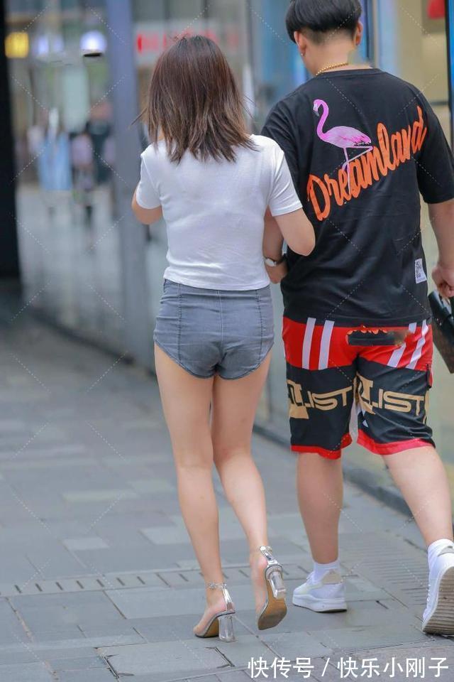 高跟鞋 简约白灰色穿搭，搭配一双透明高跟鞋，彰显气质还能显身材