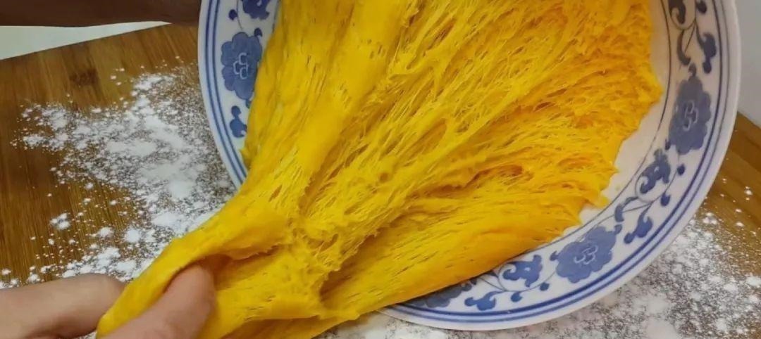 半个南瓜,1个鸡蛋,不用一滴水,比油条做法简单,比蛋糕都好吃