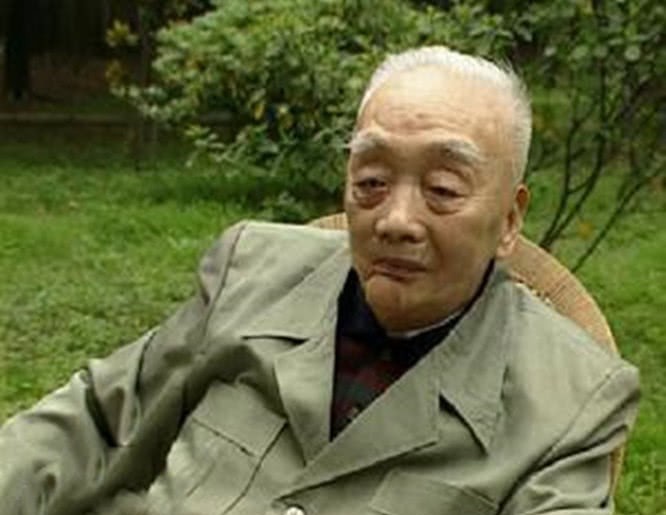 将枪|连长“牺牲”,警卫将枪放手中,奇迹复活,俘虏黄维,授中将军衔