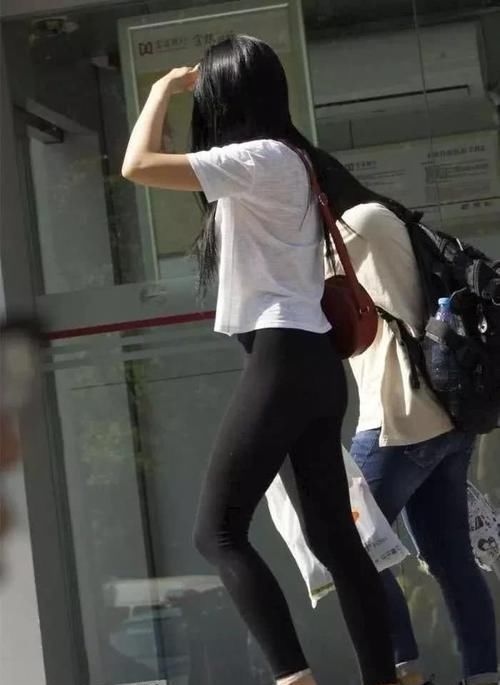 彰显|街拍美女时尚修身紧身裤,穿出好身材,彰显成熟女人味