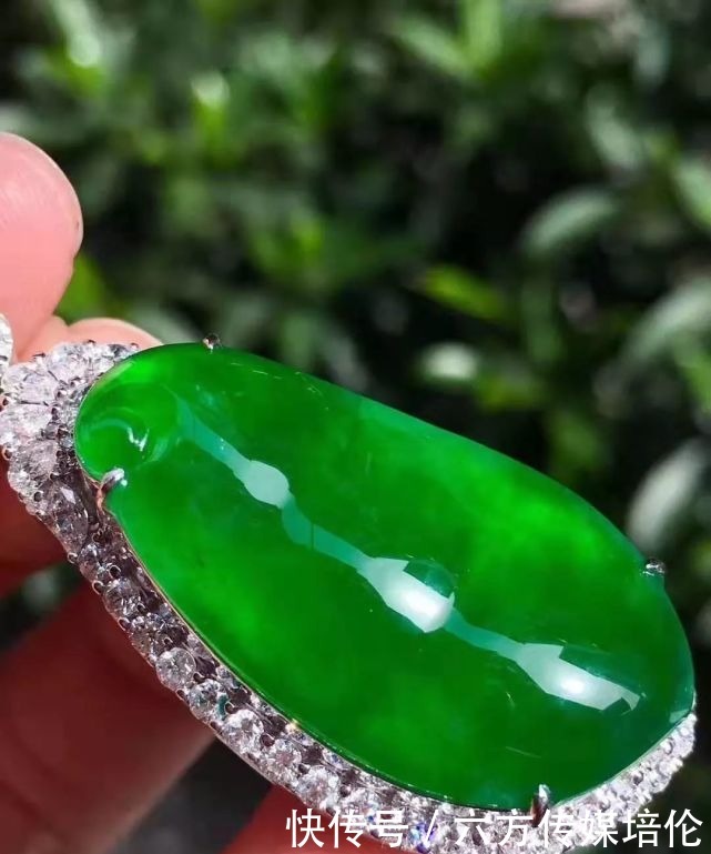 到底|挑翡翠,到底是越透越好,还是越绿越好?