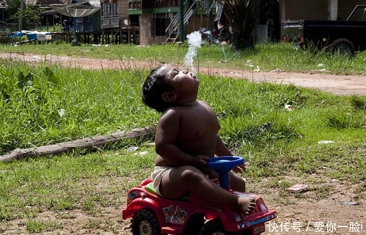 印尼|印尼2岁小孩每天抽40根香烟，6年后的他是怎样的？