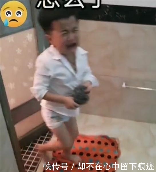 孩子|儿子想要对爸爸示爱,用“神秘物”给爸爸搓澡,网友:这娃真坑爹