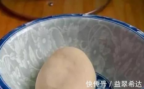 搅拌均匀|豆腐里打4个鸡蛋,卷一卷,蒸一蒸,出锅吃5个还不过瘾!