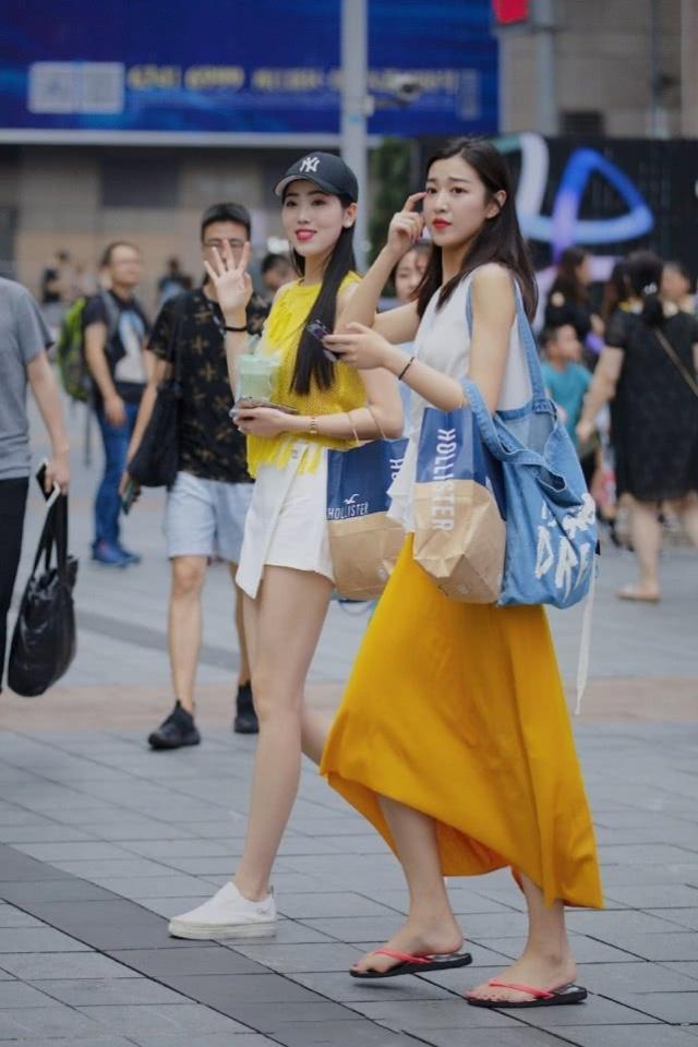 街拍:气质大方的美女,灰色休闲装搭配牛仔裤,展现的腿部修长纤细