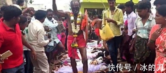 安得拉邦|印度女子躺地上,心甘情愿让人踩,只为求好孕?